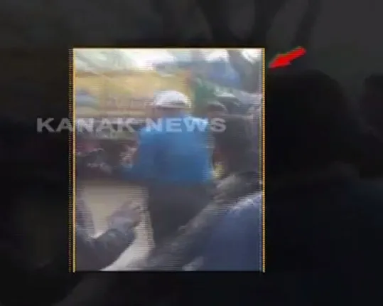 ସତ୍ୟବାଦୀ ସଡକ ଦୁର୍ଘଟଣାରେ ୫ ଜଣଙ୍କ ମୃତ୍ୟୁକୁ ନେଇ ଉତ୍ତେଜନା ! ଘଟଣାସ୍ଥଳରେ ତହସିଲଦାରଙ୍କୁ ପିିଟିଲେ ଲୋକେ