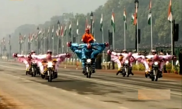 ଦିଲ୍ଲୀରେ ବିଭିନ୍ନ ରାଜ୍ୟର ପ୍ରଜ୍ଞାପନ ମେଢରେ ଝଲସିଲା ଭାରତର ସଂସ୍କୃତି ।  ପ୍ରଥମ ଥର ଲାଗି ବାଇକରେ ଚିତାକର୍ଷକ ଷ୍ଟଂଟ ଦେଖାଇଲେ ବିଏସଏଫର ସୀମା ଭବାନୀ ଟିମ ।