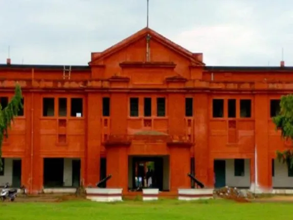 ପୁଣି ରେଭେନସାରେ ଛାତ୍ରଙ୍କୁ ରାଗିଂ ! କେତେଦିନ ହେଲା ନିର୍ଯାତନା ଦେଉଥିଲେ ସିନିୟର । ଥମିବ କେବେ ?