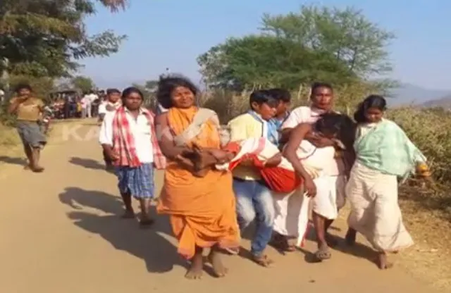 ଏମିତି ବି ହୁଏ ବାହାଘର : ବିବାହ ପାଇଁ ଡଙ୍ଗରିଆ ଯୁବତୀଙ୍କୁ ୧୨ କିଲୋମିଟର ରାସ୍ତା ଟେକି ଟେକି ନେଲେ ବର ପକ୍ଷ