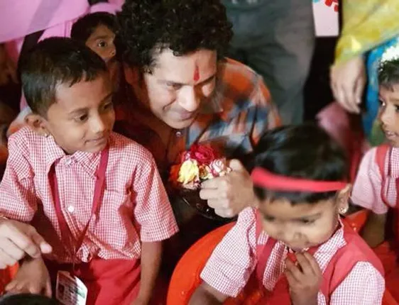 ଗାଁ ରେ କ’ଣ କରୁଛନ୍ତି ସଚିନ ? କ୍ରିକେଟର ଭଗବାନଙ୍କୁ ଦେଖିବା ପାଇଁ ଲୋକଙ୍କ ପ୍ରବଳ ଭିଡ