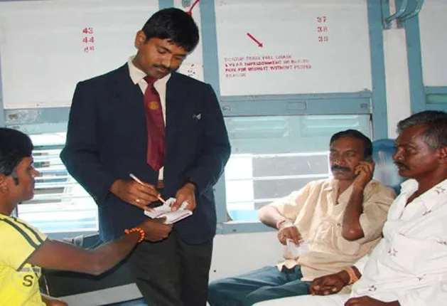 ଭାରତୀୟ ରେଳବାଇ ତରଫରୁ ଗ୍ରାହକଙ୍କୁ ନୂଆବର୍ଷ ଉପହାର ! ଏବେ ବସ୍ ପରି ଚଳନ୍ତା ଟ୍ରେନରେ ବି କରିପାରିବେ ଟିକେଟ୍, କାର୍ଡ଼ରେ ହେବ ପେମେଣ୍ଟ