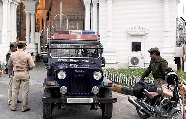 ଗାଡି ଅପରିଷ୍କାର ହୋଇଯିବ ବୋଲି ଆହତଙ୍କୁ ନେଲେନି ପୋଲିସ ବାବୁ, ରାସ୍ତାକଡରେ ଛଟପଟ ହୋଇ ଚାଲିଗଲା ଦୁଇ ମୂଲ୍ୟବାନ ଜୀବନ