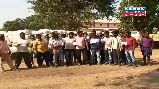 ମଣ୍ଡିରେ ପଡି ରହିଛି କ୍ୟୁଂଟାଲ କ୍ୟୁଂଟାଲ ଧାନ । ଶୀତ କାକରରେ ଧାନ ଜଗି ରହିଛି ଚାଷୀ । ମାନ ଯାଂଚ ପରେ ବି ଧାନ ନେଉନାହାନ୍ତି ମଣ୍ଡି କର୍ତ୍ତୃପକ୍ଷ