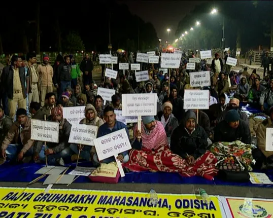 ରାଜଧାନୀ ରାଜରାସ୍ତାରେ ଗୃହରକ୍ଷୀମାନଙ୍କ ଆନ୍ଦୋଳନ ! ୭ ଦଫା ଦାବି ନେଇ ଆନ୍ଦୋଳନକୁ ଓହ୍ଲାଇଛି ଗୃହରକ୍ଷୀ ମହାସଙ୍ଘ