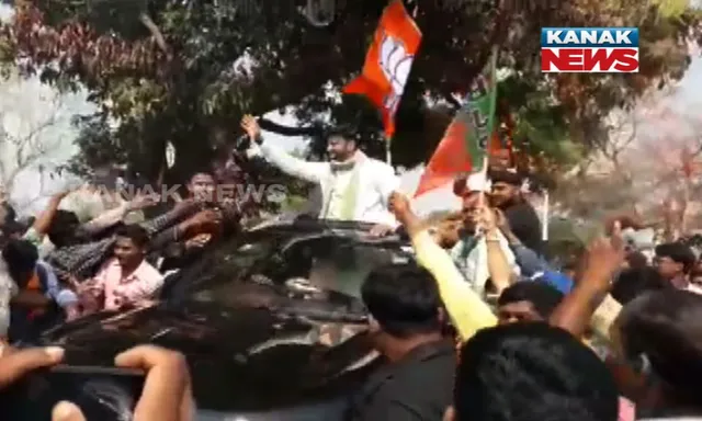 ପ୍ରଚାରରେ ହଟହଟା ହେଲେ ବିଜେଡି ଷ୍ଟାର ଅନୁଭବ ! ଦଳୀୟ ପତାକା ଧରି ଅନୁଭବଙ୍କୁ ଘେରିଲେ ଗେରୁଆ ବାହିନୀ