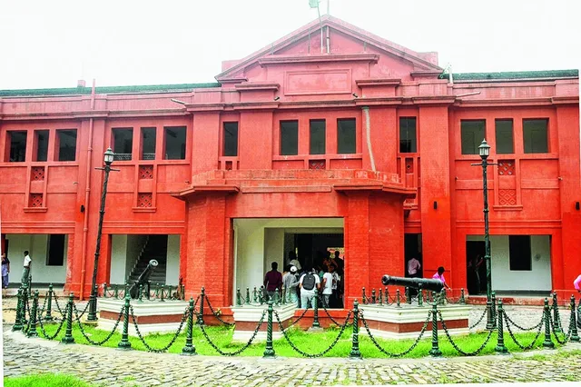 ଜାଲ ସାର୍ଟିଫିକେଟ ଦେଇ ପାଠ ପଢିବା ମହଙ୍ଗା ପଡିଲା ! ୫ ଛାତ୍ରଛାତ୍ରୀଙ୍କୁ ନିଲମ୍ବିତ କଲା ରେଭେନ୍ସା ବିଶ୍ୱବିଦ୍ୟାଳୟ