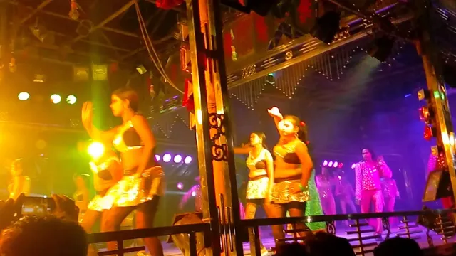 ଜମୁଛି ଖଣ୍ଡଗିରି ଯାତ୍ରା । ଯାତ୍ରାରେ ଓଲିଉଡ କଳାକାରଙ୍କୁ ଦେଖିବାକୁ ଦର୍ଶକଙ୍କ ଭିଡ । ଜାଣନ୍ତୁ କେଉଁ କଳାକାର ହୋଇଛନ୍ତି ସାମିଲ ।