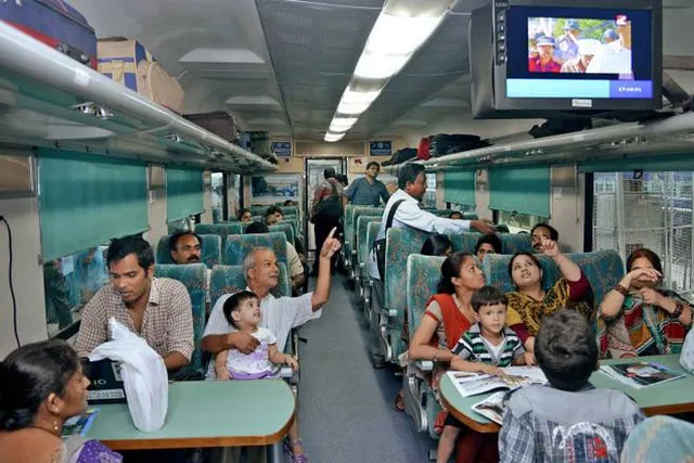 ରେଳ ଯାତ୍ରୀଙ୍କ ପାଇଁ ଖୁସିଖବର ! ୨୫ଟି ଶତାବ୍ଦୀ ଟ୍ରେନର ଭଡା କମାଇବ ରେଳବିଭାଗ