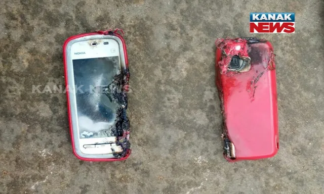 ଝାରସୁଗୁଡ଼ା ଲଇକେରାର ଖରିଆକାନି ଗାଁରେ ଅଭାବନୀୟ ଘଟଣା ! ମୋବାଇଲ ଫୋନ୍ ଫାଟି ଯୁବତୀ ମୃତ