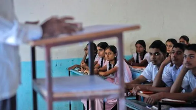 ଶିକ୍ଷା ବ୍ୟବସ୍ଥାର କରୁଣ ସ୍ଥିତି !  ପିଲାଙ୍କୁ ପାଠ ପଢାଇବା ଲାଗି ନାହାନ୍ତି ଶିକ୍ଷକ, ହୋମଗାର୍ଡଙ୍କ ହାତରେ ପିଲାଙ୍କ ଭବିଷ୍ୟତ