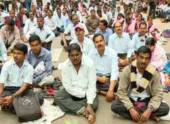 ଆଜିିଠାରୁ ଛୁଟିରେ ଯିବେ ଶିକ୍ଷା ସହାୟକ । ଆନ୍ଦୋଳନକୁ ଓହ୍ଲାଇବେ ରାଜ୍ୟର ପ୍ରାୟ ୭୦ ହଜାର ଶିକ୍ଷକ