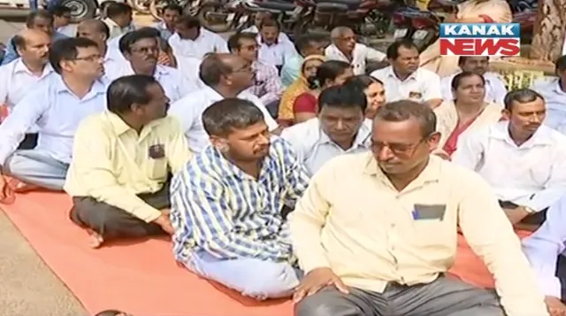 ପରୀକ୍ଷା ଖାତା ମୂଲ୍ୟାୟନକୁ ଶିକ୍ଷକଙ୍କ ବର୍ଜନ ନିଷ୍ପତ୍ତି ! ୪ଦଫା ଦାବି ନେଇ ମୂଲ୍ୟାୟନ କେନ୍ଦ୍ର ସମ୍ମୁଖରେ ସ୍କୁଲ ଶିକ୍ଷକ ଓ ମିଳିତ ମଂଚର ବିକ୍ଷୋଭ