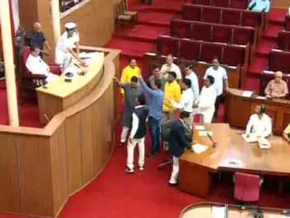 ବିଧାନସଭାରେ ଆଜି ଚାଲିପାରିଲାନି ପ୍ରଶ୍ନକାଳ ! ଜନଜାତି ପରାମର୍ଶଦାତା କମିଟି ନିୟମିତ ବସୁନଥିବାରୁ ବିରୋଧୀଙ୍କ ହଙ୍ଗାମା