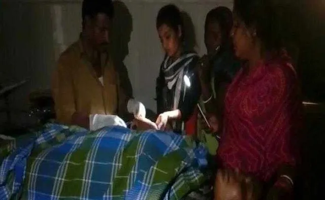 ଟର୍ଚ୍ଚ ଲାଇଟରେ ଅପରେସନ! ବିନା ଡ଼ାକ୍ତରରେ ସଫେଇ କର୍ମଚାରୀ କଲେ ଅସ୍ତ୍ରୋପଚାର, ଜାଣନ୍ତୁ କେଉଁ ସ୍ଥାନର ଘଟଣା ?