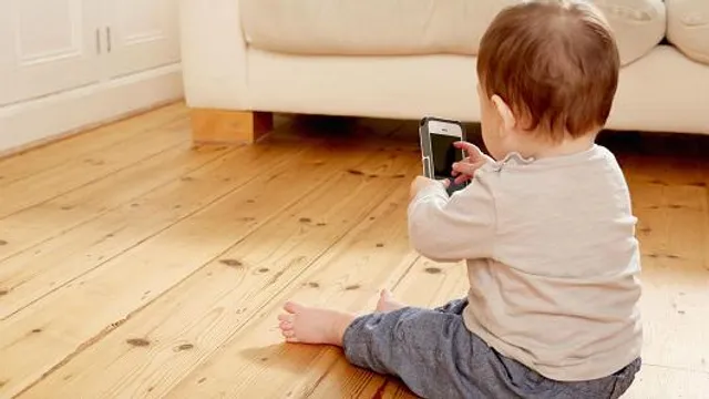 ୨ ବର୍ଷୀୟ ପୁଅକୁ ଆଇଫୋନ ଧରାଇବା ହେଲା କାଳ : ୪୭ ବର୍ଷ ପାଇଁ ଫୋନ ଲକ !