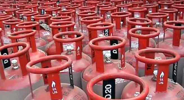 ଆପଣ ବ୍ୟବହାର କରୁଥିବା ଗ୍ୟାସ ସିଲିଣ୍ଡରର ଏକ୍ସପାୟରୀ ଡେଟ୍ ଅଛି କି ନାହିଁ ? ଜାଣିବା ପାଇଁ ଆପଣାନ୍ତୁ ଏହି ଉପାୟ, ସୁରକ୍ଷିତ ରହିବ ଜୀବନ