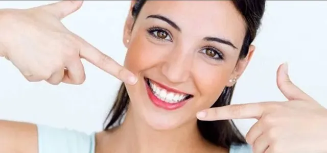 ହଳଦିଆ ଦାନ୍ତରୁ ମିଳିବ ଛୁଟକାରା : ଆପଣାନ୍ତୁ ଏହି ଘରୋଇ ଉପଚାର