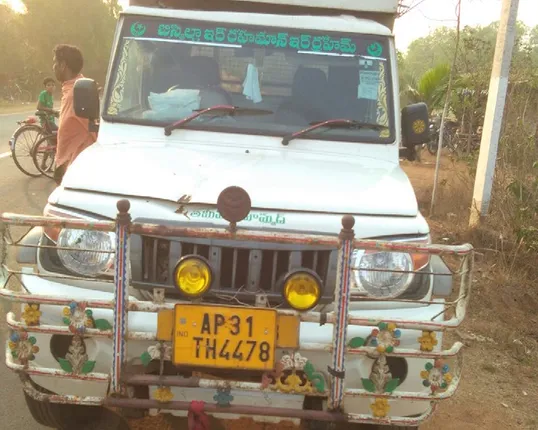 ଖୋର୍ଦ୍ଧା ଗୋଡିଆପାଲ୍ଲୀ ଛକରେ ବ୍ୟବସାୟୀଙ୍କୁ ବୋମାମାଡ ! ପିକଅପ୍ ଭ୍ୟାନରେ ଯାଉଥିବା ୪ ବ୍ୟବସାୟୀଙ୍କୁ ଦୁବୃର୍ତ୍ତଙ୍କ ଟାର୍ଗେଟ