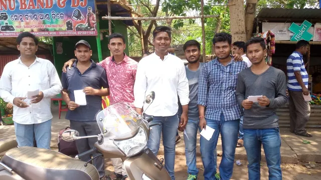 ଓଡ଼ିଆ ନବବର୍ଷକୁ ନିଆରା ଢଙ୍ଗରେ ପାଳିଲେ ଉତ୍କଳ ବିଶ୍ୱବିଦ୍ୟାଳୟ ସାମ୍ବାଦିକତା ବିଭାଗର ଛାତ୍ରଛାତ୍ରୀ ! ଓଡ଼ିଆ ଭାଷାର ସୁରକ୍ଷା ପାଇଁ ଛକରୁ ଛକ ବୁଲି ବାଣ୍ଟିଲେ ପ୍ରଚାରପତ୍ର