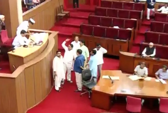 ୪ ବର୍ଷରେ ତେଲ ଦର ସର୍ବାଧିକ ! ପ୍ରତିବାଦରେ ବିଧାନସଭାରେ କଂଗ୍ରେସ ସଦସ୍ୟଙ୍କ ହଙ୍ଗାମା