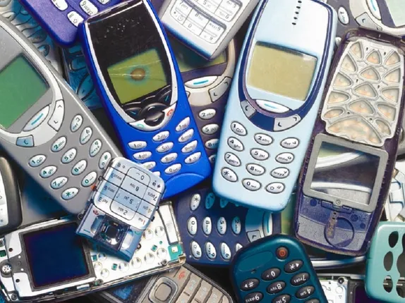 ଅବ୍ୟବହୃତ ତଥା ପୁରୁଣା ଫୋନକୁ ବେକାର ଭାବି ଫୋପାଡ଼ି ଦେଉଛନ୍ତି କି ? ଏପରି ଭୁଲ କରନ୍ତୁନି, ପୁରୁଣା ଫୋନରେ ଲୁଚି ରହିଥାଏ ସୁନା ସମେତ ଅନେକ ମୂଲ୍ୟବାନ ଧାତୁ