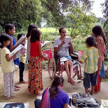 ସଡ଼କ ଦୁର୍ଘଟଣାରେ ଅଚଳ ହୋଇପଡ଼ିଥିଲା ଶରୀରର ଅଧା ଅଂଶ ! ହାର ନମାନି ହ୍ୱିଲଚେୟାରରେ ବସି ବସି ମାଗଣାରେ ଗରିବ ପିଲାଙ୍କୁ ଶିକ୍ଷାଦାନ କରୁଛନ୍ତି ଗୋପାଲ ଖଣ୍ଡେଲୱାଲ