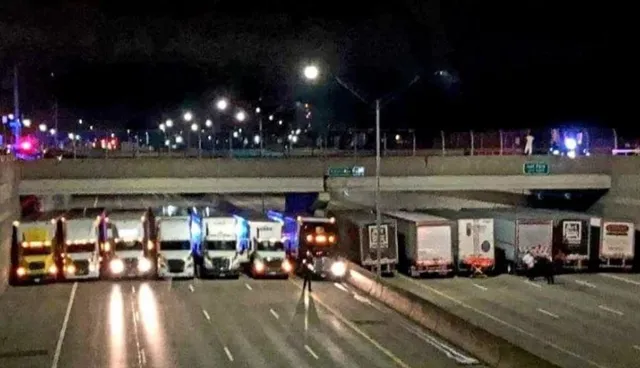 ପୋଲରୁ ଡେଇଁ ଆତ୍ମହତ୍ୟା କରିବା ପାଇଁ ଯାଉଥିଲେ ଯୁବକ ! ଜୀବନ ବଂଚାଇବା ପାଇଁ ଏକ ସଙ୍ଗେ ଲାଇନରେ ଆସିଗଲେ ୧୩ଟି ଟ୍ରକ୍