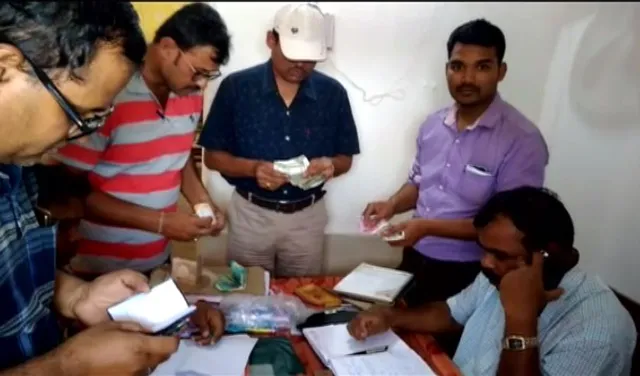 କଳାହାଣ୍ଡି: ଟଙ୍କା ନେଉଥିବା ବେଳେ ଭିଜିଲାନ୍ସ ହାତରେ ଧରାପଡିଲେ ଲାଂଚୁଆ ପୋଲିସ୍