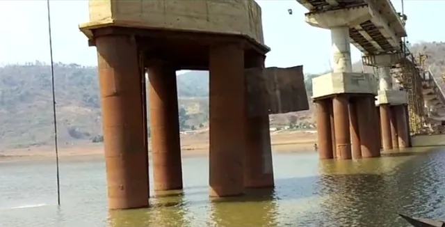 ଦବିଲା ଗୁରୁପ୍ରୀୟା ସେତୁ । ବ୍ରିଜର ୧୬ନମ୍ବର ପିଲାର ତଳେ ୨ଟି ପାଇଲ ଦବିଥିବା ସୂଚନା । ପୂର୍ତ୍ତବିଭାଗ କହିଲା, ପଡିବ ନାହିଁ କୌଣସି ପ୍ରଭାବ