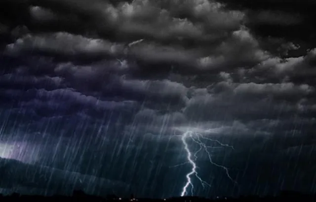 ତାଣ୍ଡବ ରଚିଲା କାଳବୈଶାଖୀ ! ଚାନ୍ଦବାଲିରେ ଛପର ଉଡ଼ାଇନେଲା ପବନ, ଜାଣନ୍ତୁ କେଉଁ କେଉଁ ଜିଲ୍ଲା ପାଇଁ ସର୍ତକ ସୂଚନା ଜାରି କଲା ପାଣିପାଗ ବିଭାଗ