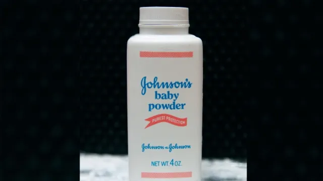 କ୍ୟାନସର କରାଉଛି ଜନସନ ବେବି ପାଉଡର । ବର୍ଷକ ମଧ୍ୟରେ କଂପାନୀ ବିରୋଧରେ ଆସିଲାଣି ୬ହଜାରରୁ ଅଧିକ ଅଭିଯୋଗ । ତୁରନ୍ତ କରନ୍ତୁ ଯାଂଚ, କାଳେ ଆପଣଙ୍କ ଶିଶୁ ହୋଇନି ତ ଏହାର ଶିକାର