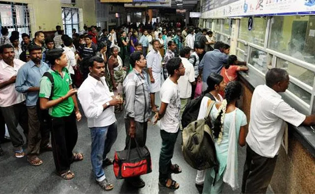 ବୁଧବାର ମଧ୍ୟରାତ୍ରିଠାରୁ ୬ ଘଣ୍ଟା ପର୍ଯ୍ୟନ୍ତ ମିଳିବନି ଟ୍ରେନ୍ ଟିକେଟ୍ ! ଟିକେଟ୍ ସମସ୍ୟା ଦେଶସାରା ଦେଖିବାକୁ ମିଳିବ । କ’ଣ ରହିଛି କାରଣ ଜାଣନ୍ତୁ ।