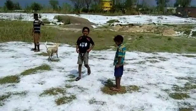 କେନ୍ଦୁଝରରେ କାଶ୍ମୀରର ଭ୍ରମ : ପାହାଡ ପର୍ବତରେ ଧଳା ଚାଦରରେ ଆସ୍ତରଣ, ମଜା ଉଠାଉଛନ୍ତି ଲୋକେ