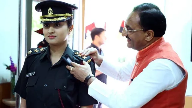 ପୂର୍ବତନ ମୁଖ୍ୟମନ୍ତ୍ରୀଙ୍କ ଝିଅ ଅନ୍ୟ ପାଇଁ ସାଜିଲେ ଉଦାହରଣ ! ବିଦେଶରେ ଡାକ୍ତର ଚାକିରୀ ଛାଡିଲେ, ଭାରତୀୟ ସେନାରେ ଯୋଗ ଦେଲେ ।