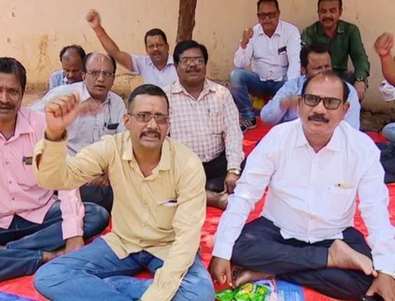 ଷଷ୍ଠ ଦିନରେ ପହଁଚିଲା ଶିକ୍ଷକଙ୍କ ଆନ୍ଦୋଳନ ! ଦାବିକୁ ସମର୍ଥନ କରି ଧାରଣାରେ ସାମିଲ ହେଲେ ଛାତ୍ରଛାତ୍ରୀ