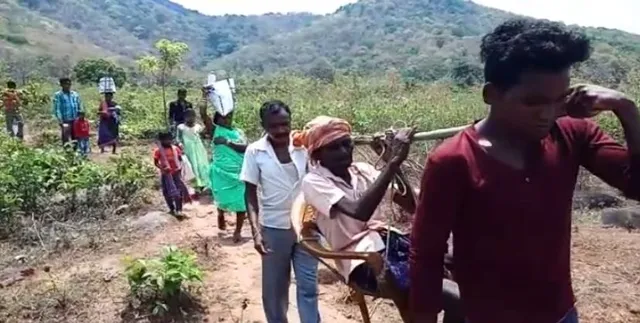 ଜୟପୁର ରାମଗଡର କରୁଣ ଚିତ୍ର । ଗାଁକୁ ରାସ୍ତା ନଥିବାରୁ ଚେୟାର ଆମ୍ବୁଲାନ୍ସ ଭରସା