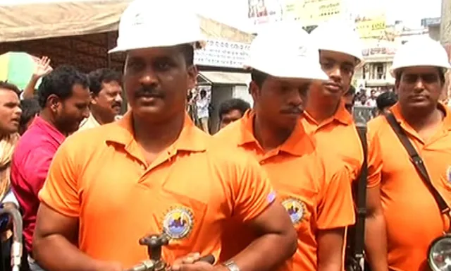 ଭିତରେ ଟିମ ପଶିଲା, ବାହାରେ ଉତ୍କଣ୍ଠା ବଢିଲା ! ସର୍ଚ୍ଚ ଲାଇଟ ଓ ଅକ୍ସିଜେନ ଧରି ମନ୍ଦିର ଭିତରକୁ ଗଲା ଓଡ଼୍ରାଫ୍ ଟିମ୍