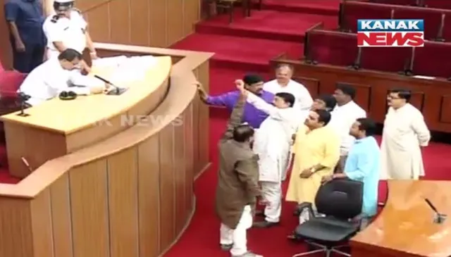 ବିରୋଧୀଙ୍କ ହଟ୍ଟଗୋଳ ଯୋଗୁଁ ଚାଲି ପାରିଲାନି ବିଧାନସଭା ! ମହାନଦୀ ପ୍ରସଙ୍ଗରେ କଂଗ୍ରେସ ଓ ବିଜେପି ସଦସ୍ୟଙ୍କ ହୋହଲ୍ଲା, ଗୃହ ୩ଟା ଯାଏ ମୁଲତବୀ