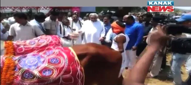 ଅକ୍ଷୟ ତୃତୀୟାରେ ଅକ୍ଷିମୁଠି ଅନୁକୂଳ କଲେ ମୁଖ୍ୟମନ୍ତ୍ରୀ : ଉନ୍ନୟନ ପ୍ରକଳ୍ପର ଉଦଘାଟନ ସହ ସାଧାରଣ ସଭାରେ ଦେଲେ ଉଦବୋଧନ