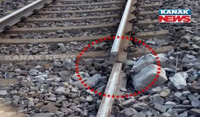 ବାହାନାଗା-ସୋର ରେଳଧାରଣାରେ ଫାଟ ! ଦୁର୍ଘଟଣାରୁ ଅଳ୍ପକେ ବର୍ତ୍ତିଲା ଖଡଗପୁର-ଭୁବନେଶ୍ୱର ପାସେଞ୍ଜର, ଯାତ୍ରୀ ସୁରକ୍ଷିତ ଓ ରେଳ ଚଳାଚଳ ପ୍ରଭାବିତ