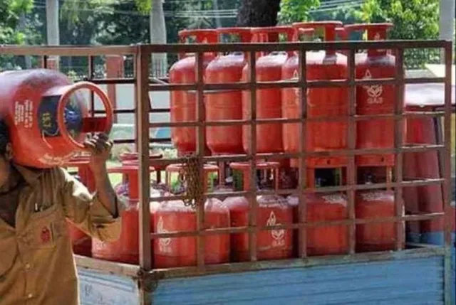 ହୁସିଆର୍ ! ଏବେ ଏକ ନୂଆ ଢଙ୍ଗରେ ଚୋରି ହେଉଛି ସିଲିଣ୍ଡରରୁ ଗ୍ୟାସ୍ । ତୁରନ୍ତ ଯାଂଚ କରନ୍ତୁ ଆପଣ ଭରି ଥିବା ଗ୍ୟାସ୍ ଟାଙ୍କିରେ ରହିନାହିଁ ତ ଏଭଳି କୌଣସି ଚିହ୍ନ