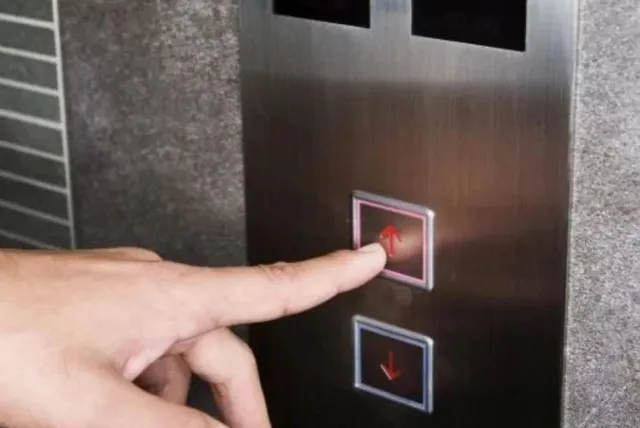 ହଠାତ୍ ଲିପ୍ଟ ବନ୍ଦ ହୋଇଗଲେ କଣ କରିବେ ? ଜାଣନ୍ତୁ ଏହି ସମୟରେ ନିଜକୁ କିପରି ବଂଚାଇବେ ଏବଂ ପିଲାଙ୍କୁ ଲିପ୍ଟରେ ନେବା ସମୟରେ କିଭଳି ସତର୍କ ରହିବେ