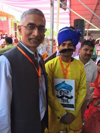 ଏମିତି ଜଣେ ଆଇଏଏସ୍ ଅଫିସର ଯାହାଙ୍କ ପ୍ରଶଂସା କଲେ ପ୍ରଧାନମନ୍ତ୍ରୀ ! ଶୌଚାଳୟ ସଫା କରିବାକୁ ଯେ ବିଦେଶରୁ ଚାକିରୀ ଛାଡି ଆସିଥିଲେ ।