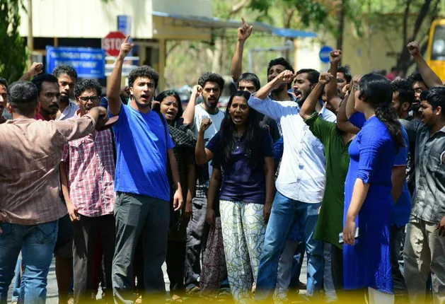 ଆଉ ନେତାଙ୍କୁ ଭରସି ପାରିଲେନି ଆଇଆଇଟି ଛାତ୍ରଛାତ୍ରୀ ! ନିର୍ବାଚନ ଲଢିବା ପାଇଁ ଗଠନ କଲେ ନୂଆ ପାର୍ଟି, ଲକ୍ଷ ଲକ୍ଷ ଟଙ୍କାର ଚାକିରି ଛାଡି ୫୦ ଆଇଆଇଟି ଛାତ୍ରଛାତ୍ରୀ ଦଳରେ ଦେଲେ ଯୋଗ