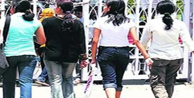 ବଡ ନିଷ୍ପତି : ଏଣିକି ମହିଳାମାନେ ପିନ୍ଧିପାରିବେନି ଜିନ୍ସ ଆଉ ଧରି ପାରିବେନି ମୋବାଇଲ୍