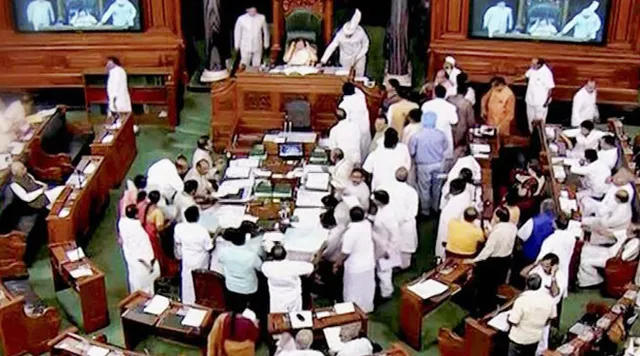 ଅଭିନବ ବିରୋଧ : ପାର୍ଲାମେଂଟର ଛାତ ଉପରେ ଚଢ଼ି ବିରୋଧ ପ୍ରଦର୍ଶନ କଲେ ପଞ୍ଜାବର କଂଗ୍ରେସ ସାଂସଦ