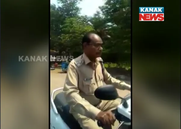 ଜରିମାନା ଦେଲେ ପୋଲିସ ବାବୁ । ହେଲମେଟ୍ ପିନ୍ଧି ନଥିବାରୁ ତଣ୍ଡ ଗଣିଲେ ୧୦୦ ଟଙ୍କା