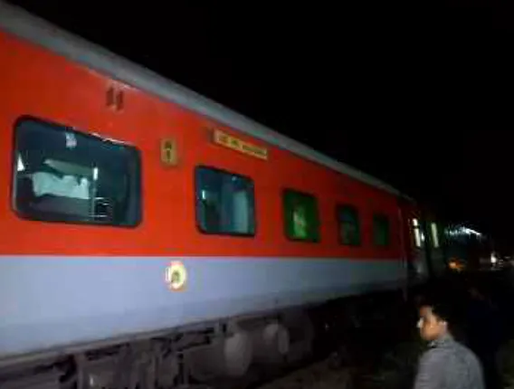 ଅଳ୍ପକେ ଦୁର୍ଘଟଣାରୁ ବର୍ତ୍ତିଗଲା ପୁରୀ-ଅହମଦାବାଦ ଏକ୍ସପ୍ରେସ : ଇଞ୍ଜିନରୁ ଅଲଗା ହୋଇ ୧୩ କିଲୋମିଟର ଗଡିଲା ୨୨ ବଗି, କେସିଙ୍ଗାରେ ପଥର ପକାଇ ଅଟକାଇଲେ ଟ୍ରେନ