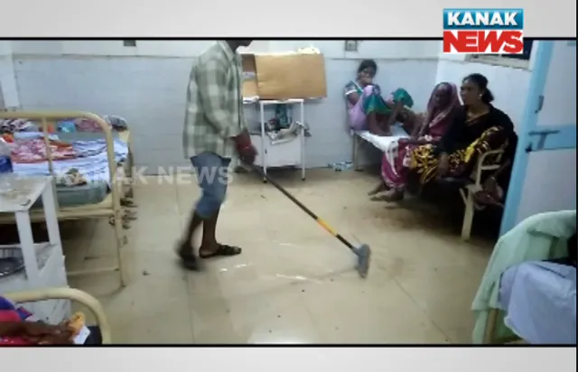 ବର୍ଷା ପାଣିରେ ଭାସିଲା ଡାକ୍ତରଖାନା : ଆନନ୍ଦପୁର ଉପଖଣ୍ଡ ଚିକିତ୍ସାଳୟ ଶିଶୁ ଓ ମହିଳା ବିଭାଗରେ ପଶିଲା ପାଣି